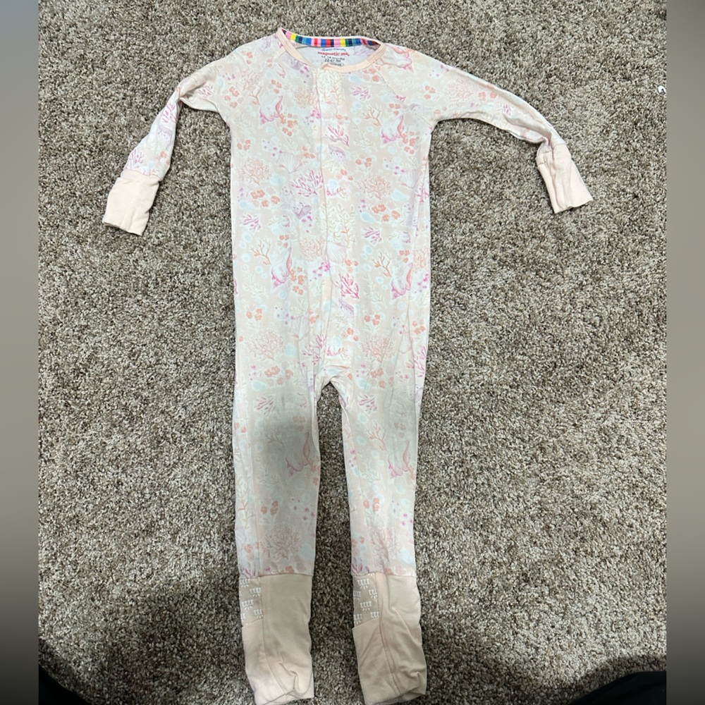 Magnetic me onsie size 6-9 months and 12-18 months - Picture 4 of 6